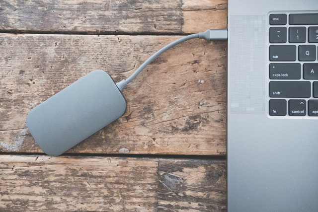 Ilustrasi cara menghemat baterai laptop saat presentasi. Foto: Pexels