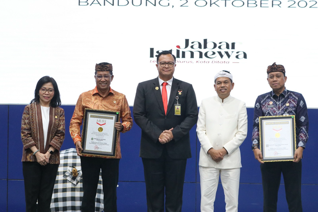 Menteri Hukum RI, Supratman Andi Agtas (kedua dari kiri) bersama Gubernur Jabar, Dedi Mulyadi (kedua dari kanan) pada peresmian 5.957 Pos Bantuan Hukum (Posbankum) di Gedung Sabuga Bandung, Kamis (02/10/2025). Foto: Dok. Istimewa