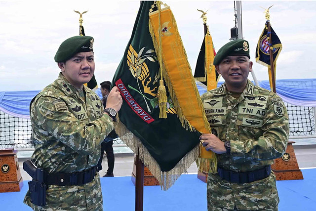 Seskab Letkol Teddy Indra Wijaya mengenakan seragam baru TNI dan baret hijau saat dampingi Presiden Prabowo Subianto saksikan Sailing Pass TNI AL di Teluk Jakarta. Foto: Instagram/ @sekertariat.kabinet