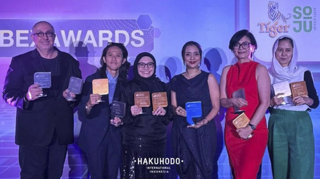 Agensi Hakuhodo International Indonesia (HIID) dengan kliennya, Telkomsel dan Indofood, meraih sejumlah penghargaan prestisius dalam Marketing Interactive MOB-EX Awards 2025. Foto: Dok. HIID