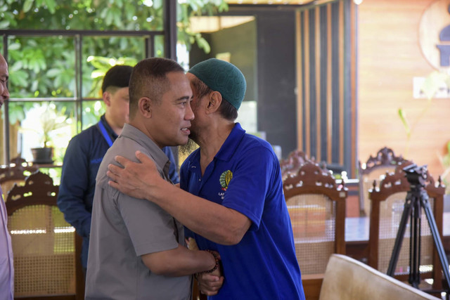 Kepala BNPT, Komjen Eddy Hartono kunjungi pendiri Jamaah Islamiyah (JI) Abu Rusydan di Lapas Kelas I Semarang pada Selasa (2/10/2025). Foto: Dok. BNPT