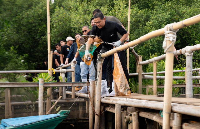 Bank Mandiri lewat Aksi Bersih Mandiri melakukan pembersihan sampah di area hutan mangrove. Foto: Dok. Bank Mandiri