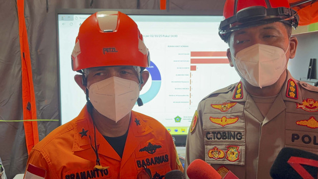 Direktur Operasi pencarian dan Pertolongan Basarnas RI selaku SMC, Laksamana Pertama TNI Yudhi Bramantyo (kiri) dan Kapolres Sidoarjo, Kombes Pol. Christian Tobing (kanan) saat di posko asrama putri Ponpes Al-Khoziny, Sidoarjo, Jumat (3/10/2026). Foto: Farusma Okta Verdian/kumparan