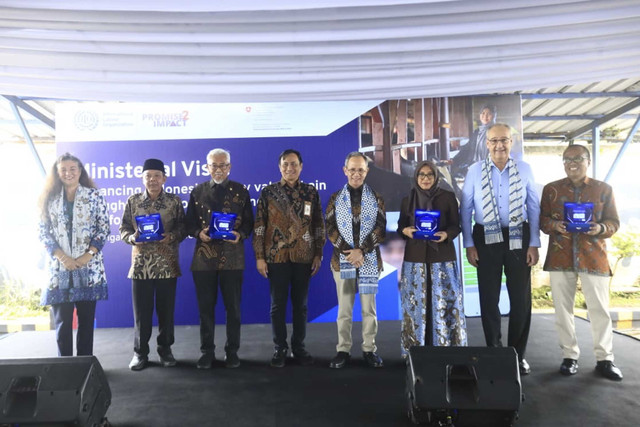 OJK dan Wapres Swiss Guy Parmelin tinjau peternakan di Pengalengan, Bandung. Foto: Dok. OJK