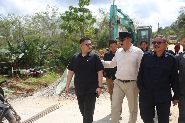 Ketua Komisi IV DPRD Provinsi Kalimantan Barat, Panggi Pratama Putra Lasarus meninjau jalan Simpang Medang-Nanga Mau. Foto: Yus/Hi!Pontianak
