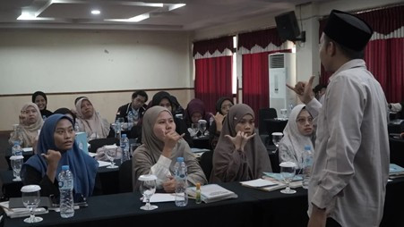 Corps Dai Dompet Dhuafa (Cordofa) mengadakan pelatihan Al-Qur’an isyarat untuk guru agama Islam Sekolah Luar Biasa (SLB) se-Jabodetabek. Pelatihan yang berlangsung selama tiga hari ini bertujuan mewujudkan akses pendidikan Al-Qur’an yang inklusif. Sabtu (27/09)