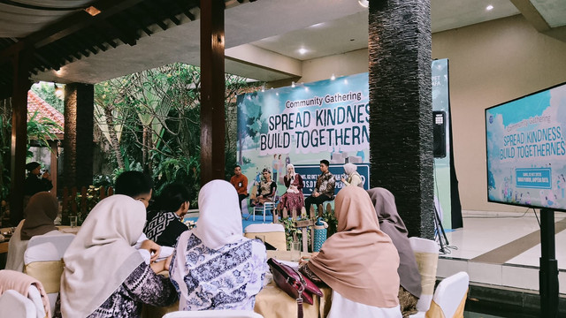 Ratusan peggiat komunitas hadir dalam agenda Spread Kindness, Build Togetherness pada kamis, 2 Oktober 2025. Turut hadir seperti Rinaldi Nur Ibrahim  (Ceo Youth Ranger Indonesia), Inara Rusli (Komunitas Teman Searah) dan Wawang Sunarya (Penerima Manfaat dan Penggiat Komunitas), Etika Setiawanti selaku Direktur Resource Mobilization Dompet Dhuafa, serta Ahmad Faqih Syarafaddin selaku General Manager (GM) Penghimpunan Zakat, Infaq, dan  Sedekah (ZIS) Dompet Dhuafa. Agenda tersebut sebagai penguatan jalinan kolaborasi Dompet Dhuafa dan para komunitas dari beragam latar belakang. (Kamis, 02/10)