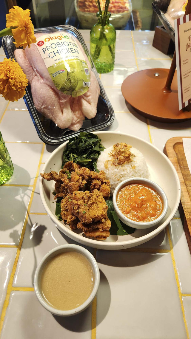 Peluncuran tiga menu limited edition ayam goreng probiotik Japfa 'Olagud' dan Kitchenette di Jakarta (2/10/25). Foto: Azalia Amadea/kumparan