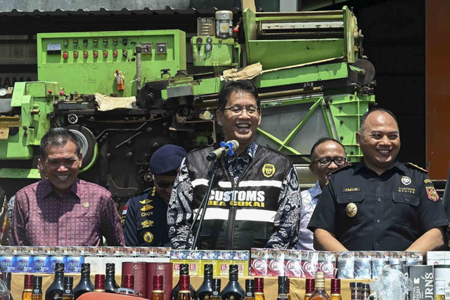 Menkeu Purbaya saat berkunjung ke wilayah Aglomerasi Pabrik Hasil Tembakau Kudus. Foto: Instagram/ @menkeuri