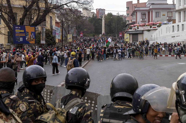 Polisi anti huru-hara Madagaskar berdiri dalam formasi di dekat para demonstran selama demonstrasi menentang pemadaman listrik dan kekurangan air yang sering terjadi, di kawasan Antaninandro, Antananarivo, Madagaskar, Selasa (30/9/2025). Foto: Zo Andrianjafy/Reuters