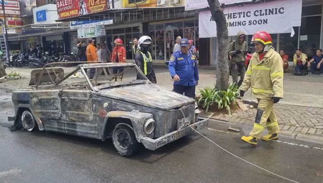 Kondisi mobil pengantin yang terbakar di Serpong Utara, Tangerang Selatan. Foto: Istimewa