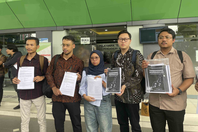 Tim Advokasi untuk Demokrasi (TAUD) usai mendaftarkan permohonan praperadilan empat orang aktivis yang ditahan Polda Metro Jaya, yakni Delpedro Marhaen, Khariq Anhar, Syahdan Husein, dan Muzaffar Salim, di PN Jakarta Selatan, Jumat (3/10/2025). Foto: Fadhil Pramudya/kumparan