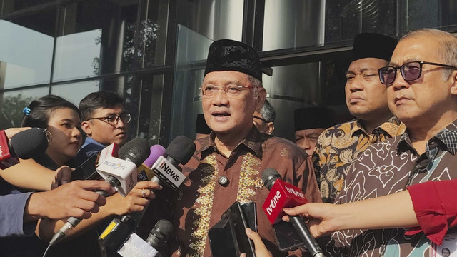 Menteri Haji dan Umrah, Mochamad Irfan Yusuf (kiri) di Jakarta Selatan, Jumat (3/10/2025). Foto: Jonathan Devin/kumparan