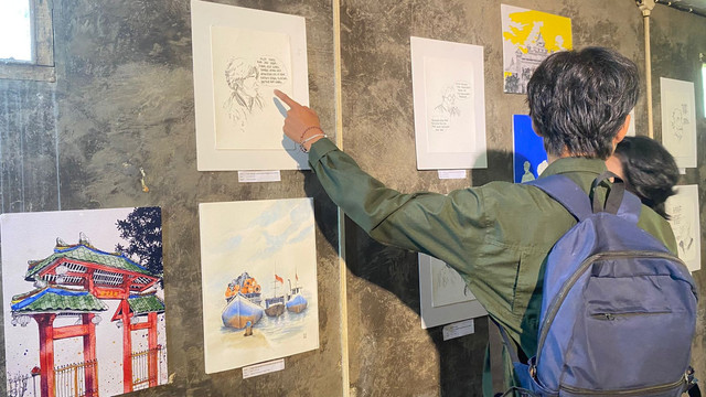 Pengunjung melihat hasil karya visual dalam pameran ‘Wajah Tanjung Besiku’. Foto: Alycia Tracy Nabila/Hi!Pontianak