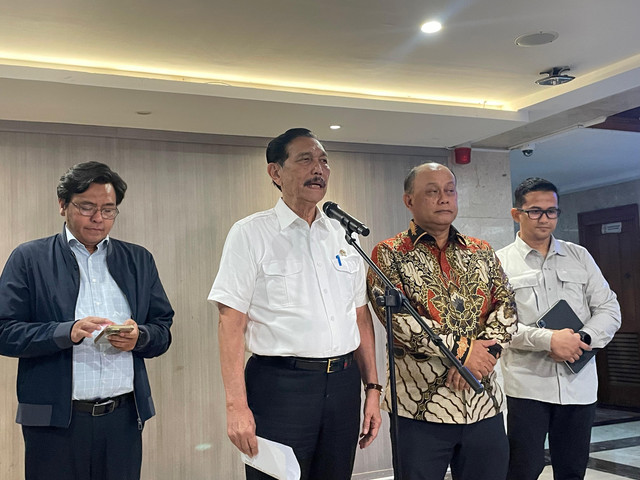 Ketua DEN Luhut Binsar Pandjaitan dan Kepala BGN Dadan Hindayana di Kantor DEN, Jakarta Pusat, Jumat (3/10/2025). Foto: Najma Ramadhanya/kumparan