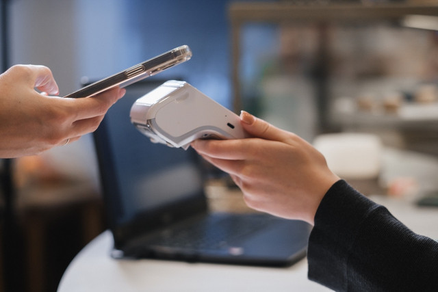 Lakukan transaksi untuk menghindari rekening dormant dengan BRImo. Foto: Shutterstock