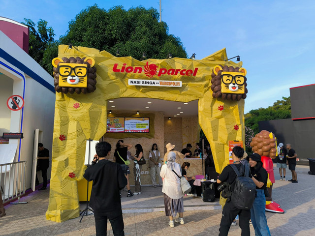 Keseruan Booth Lion Parcel di Synchronize Fest 2025. Foto: Rizki Baiquni Pratama/kumparan