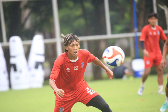 Tomi Darmawan striker Sumsel United saat menjalani latihan di Stadion Panahan Jakabaring Sport City (JSC) Palembang. Foto : Urban Id