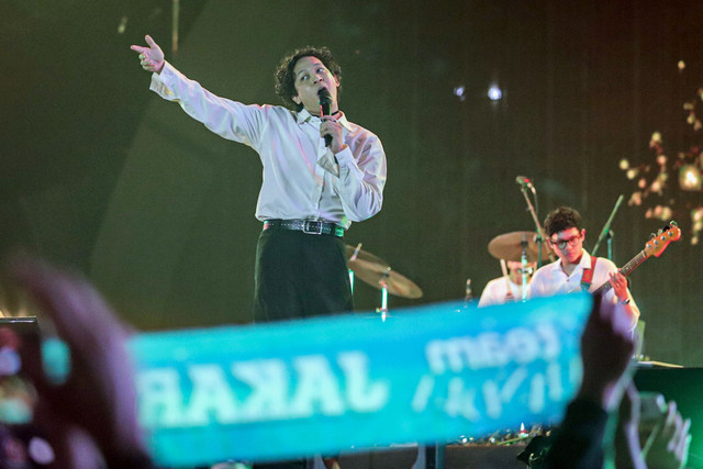 Grup musik Hindia berhasil menghibur malam pertama pentas Synchronize Fest 2025 hari pertama di Gambir Expo, Jakarta, Jumat (3/10/2025). Foto: Iqbal Firdaus/kumparan