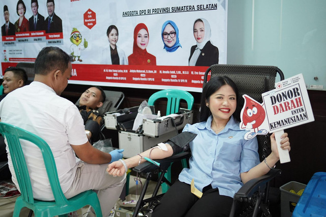 Anggota Dewan Perwakilan Daerah (DPD) RI yang juga senator asal Sumsel, dr. Ratu Tenny Leriva saat melakukan donor darah di dalam rangka HUT ke-21 DPD RI. Foto : Istimewa