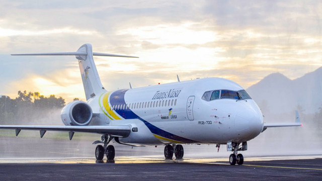 Pesawat TransNusa yang mengangkut 85 orang dari Shenzen China, disambut Water Salute saat mendarat di Bandara Sam Ratulangi Manado, Jumat 3 Oktober 2025.