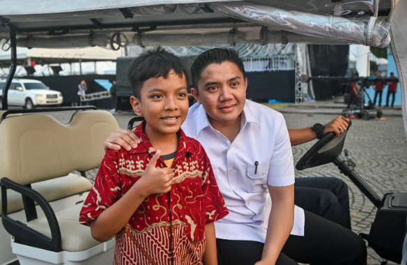 Sekretaris Kabinet Teddy Indra Wijaya menyapa warga saat persiapan menjelang peringatan HUT TNI ke-80 di Monas, Jakarta. Foto: Instagram/ @sekretariat.kabinet