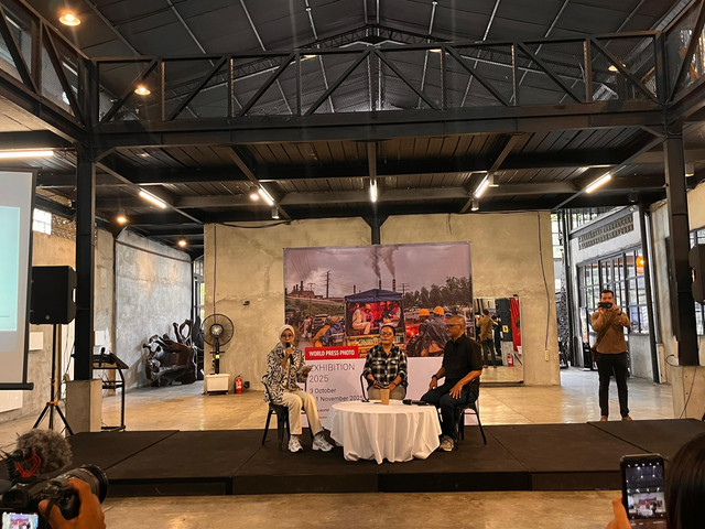 Narasumber dalam sesi 'Photo Talk on World Press Photo: Photography can define what matters' di Port 99, Pontianak. Foto: Dok. Hi!Pontianak