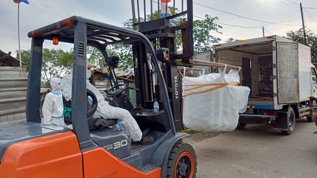 Pengangkatan material terpapar radiasi. Foto: Dok. Kementerian LH