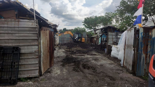 Proses dekontaminasi di lokasi F. Foto: Dok. Kementerian LH