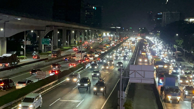 Situasi Lalu lintas di sekitar Tol Dalam Kota, Cawang yang merupakan lokasi kejadian laka di Tol Dalkot Cawang, Jumat (2/10/2025).
 Foto: Rayyan Farhansyah/kumparan