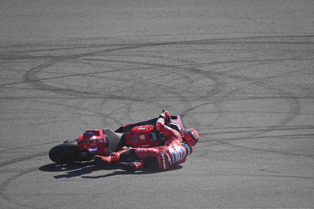 Pembalap Ducati Lenovo Team Marc Marquez terjatuh dalam sesi practice MotoGP Indonesia 2025 di tikungan 11 Sirkuit Internasional Pertamina Mandalika, Lombok Tengah, Nusa Tenggara Barat, Jumat (3/10/2025).  Foto: Aditya Pradana Putra/ANTARA FOTO