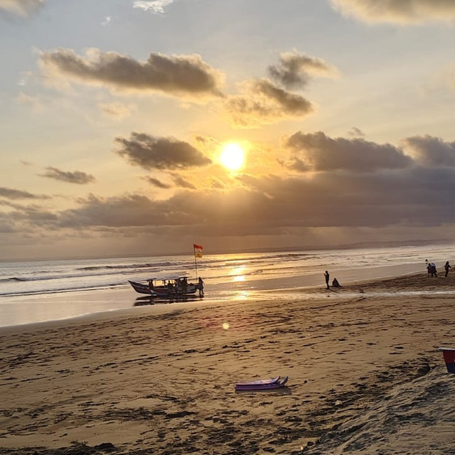 Sunset Pantai Wisata Pangandaran, Sumber: Dokumentasi Pribadi Penulis.