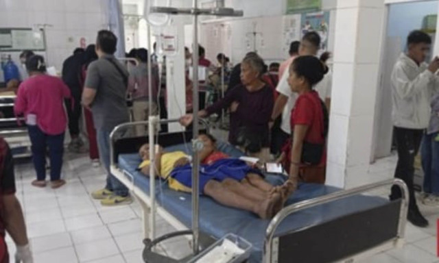 Ratusan siswa SD di kabupaten Timor Tengah Selatan, NTT dilarikan ke rumah sakit usai mengkonsumsi makanan bergizi gratis. Foto: Istimewa