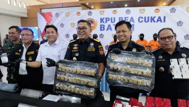 Bea Cukai Batam sedang menunjukan barang bukti iPhone, narkotika, hingga emas. Foto: Dok. Istimewa
