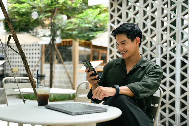 Ilustrasi sedang membeli emas digital. Foto: Shutterstock