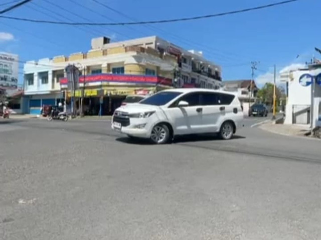 Tampak mobil yang putar arah dipersimpangan jalan rambu lalu lintas. | Foto : Taufik H/Lampung geh