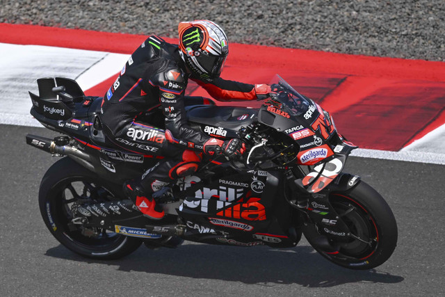 Pembalap Aprilia Racing Marco Bezzecchi memacu kecepatan sepeda motornya dalam sesi kualifikasi Q2 MotoGP Indonesia 2025 di Sirkuit Internasional Pertamina Mandalika, Lombok Tengah, Nusa Tenggara Barat, Sabtu (4/10/2025). Foto: Aditya Pradana Putra/ANTARA FOTO