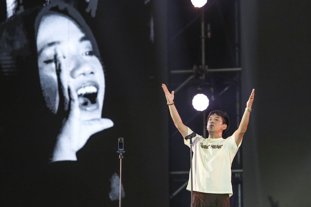 Vokalis grup musik D'Masiv Rian tampil menghibur pada Synchronize Fest 2025 di Gambir Expo Kemayoran, Jakarta, Jumat (3/10/2025). Foto: Asprilla Dwi Adha/ANTARA FOTO