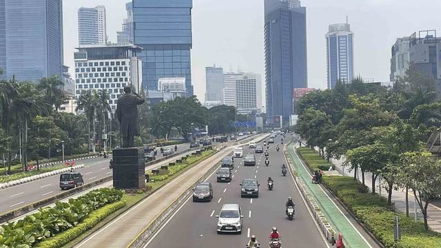 Suasana patung Jenderal Sudirman yang berdiri menunjukkan sikap hormat, di kawasan Jalan Jenderal Sudirman, Jakarta Pusat, Sabtu (4/10/2025). Foto: Fadhil Pramudya/kumparan