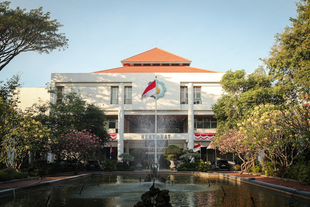 Ilustrasi Akreditasi Unggul Setara dengan , Foto:Unsplash/Fadhila Nurhakim