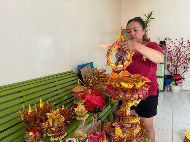 Aphink, salah satu perajin pelipat kertas sembahyang di Kubu Raya. Foto: Rabiansyah/Hi!Pontianak