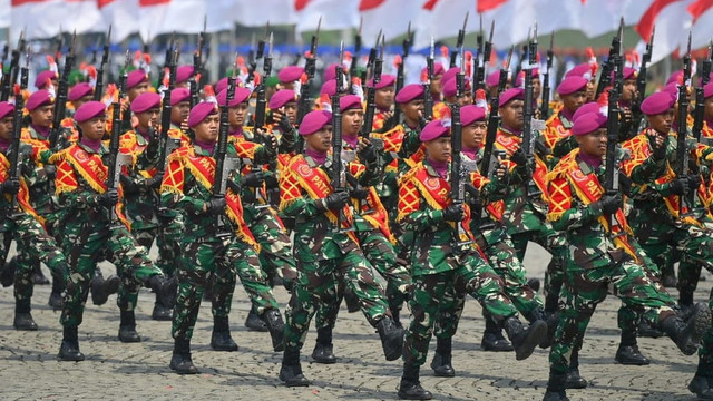 Defile TNI. Sumber Gambar: ANTARA FOTO/Akbar Nugroho Gumay/wpa/tom