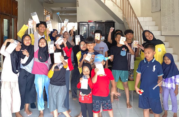 Tim PKM-PM bersama anak-anak Panti Asuhan Muawanah Semarang. Foto: Dok.Pribadi