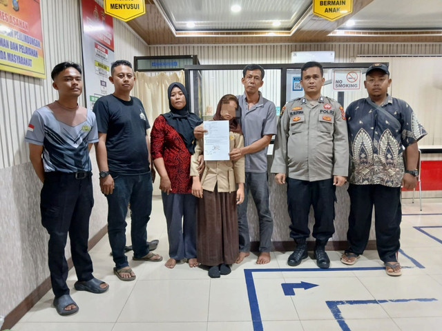 Suasana perdamaian antara keluarga korban dengan ayah yang diduga menganiaya anaknya di Asahan, Sabtu (4/10/2025). Foto: Dok. Humas Polres Asahan