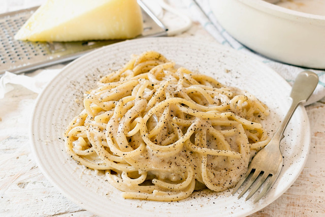 Ilustrasi pasta cacio e pepe khas Italia. Foto: Micaela Fiorellini/Shutterstock