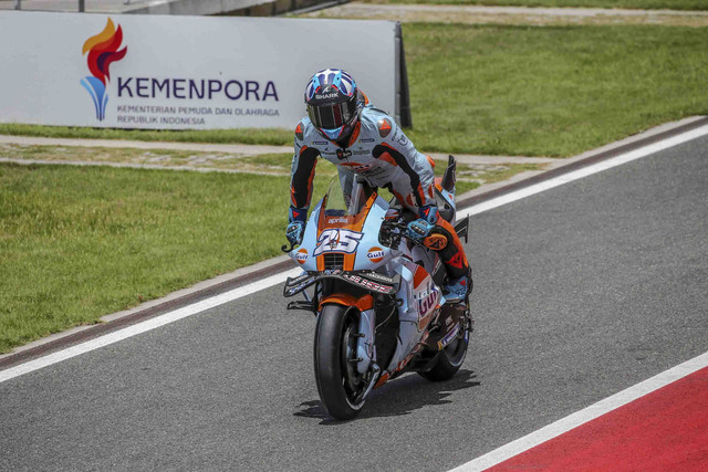 Pembalap Trackhouse MotoGP Team Raul Fernandez memacu kendaraannya saat sesi kualifikasi Q2 MotoGP Indonesia 2025 di Sirkuit Internasional Pertamina Mandalika, Lombok Tengah, Nusa Tenggara Barat, Sabtu (4/10/2025). Foto: Aditia Noviansyah/kumparan