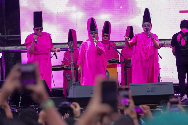 Grup musik kasidah legendaris asal Semarang, Nasida Ria tampil berkolaborasi dengan Mother Bank asal Jatiwangi dalam Synchronize 2025 di Gambir Expo, Jakarta, Sabtu (4/10/2025). Foto: Iqbal Firdaus/kumparan
