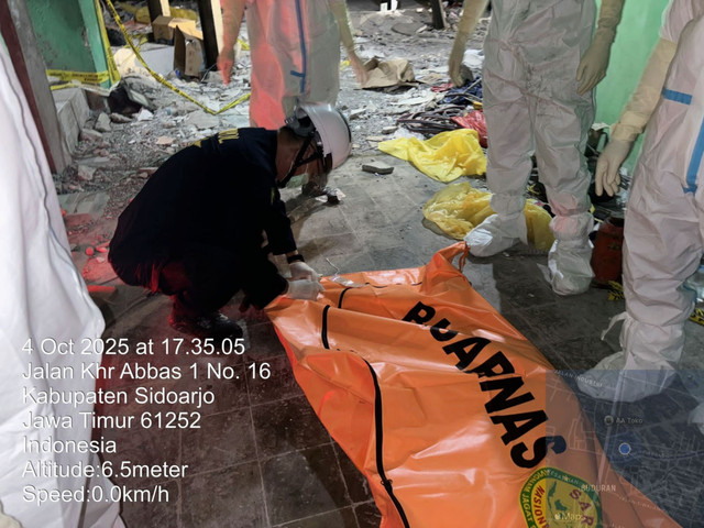 Tim SAR gabungan menemukan potongan tubuh korban ambruknya bangunan Ponpes Al-Khoziny, Kecamatan Buduran, Sidoarjo, pada pencarian hari keenam, Sabtu (4/10/2025)  Foto: Dok. Basarnas Surabaya