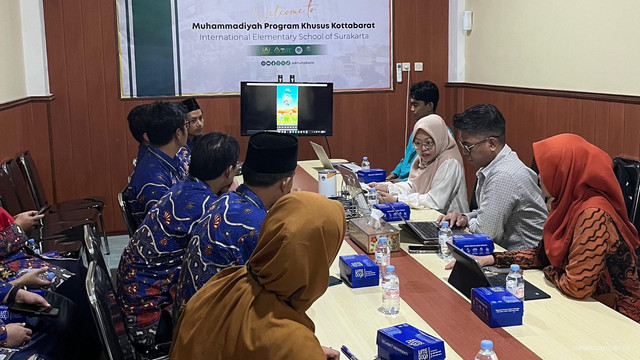 Tim peneliti UMS bersama guru SD Muhammadiyah PK Kottabarat Surakarta. (Sumber: Istimewa)
