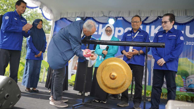 Pemukulan gong oleh Rektor UMS saat gelaran Ekspo UKM-U di Griya Mahasiswa Kampus 1 UMS. (Sumber: Istimewa)